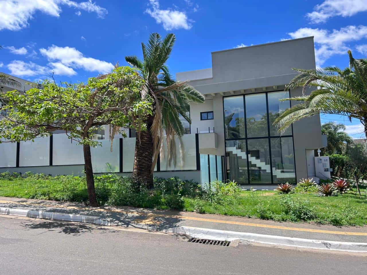 SOBRADO À VENDA NO JARDINS LISBOA – LOTE DE ESQUINA, EM FRENTE À MATA