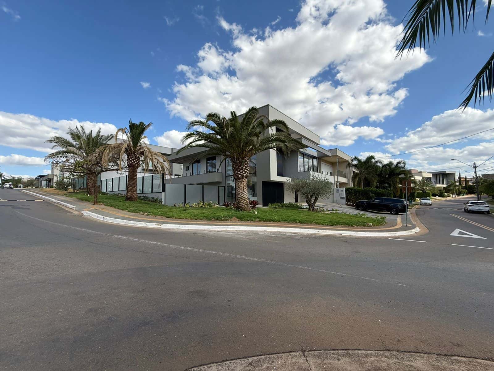 SOBRADO À VENDA NO JARDINS LISBOA – LOTE DE ESQUINA, EM FRENTE À MATA