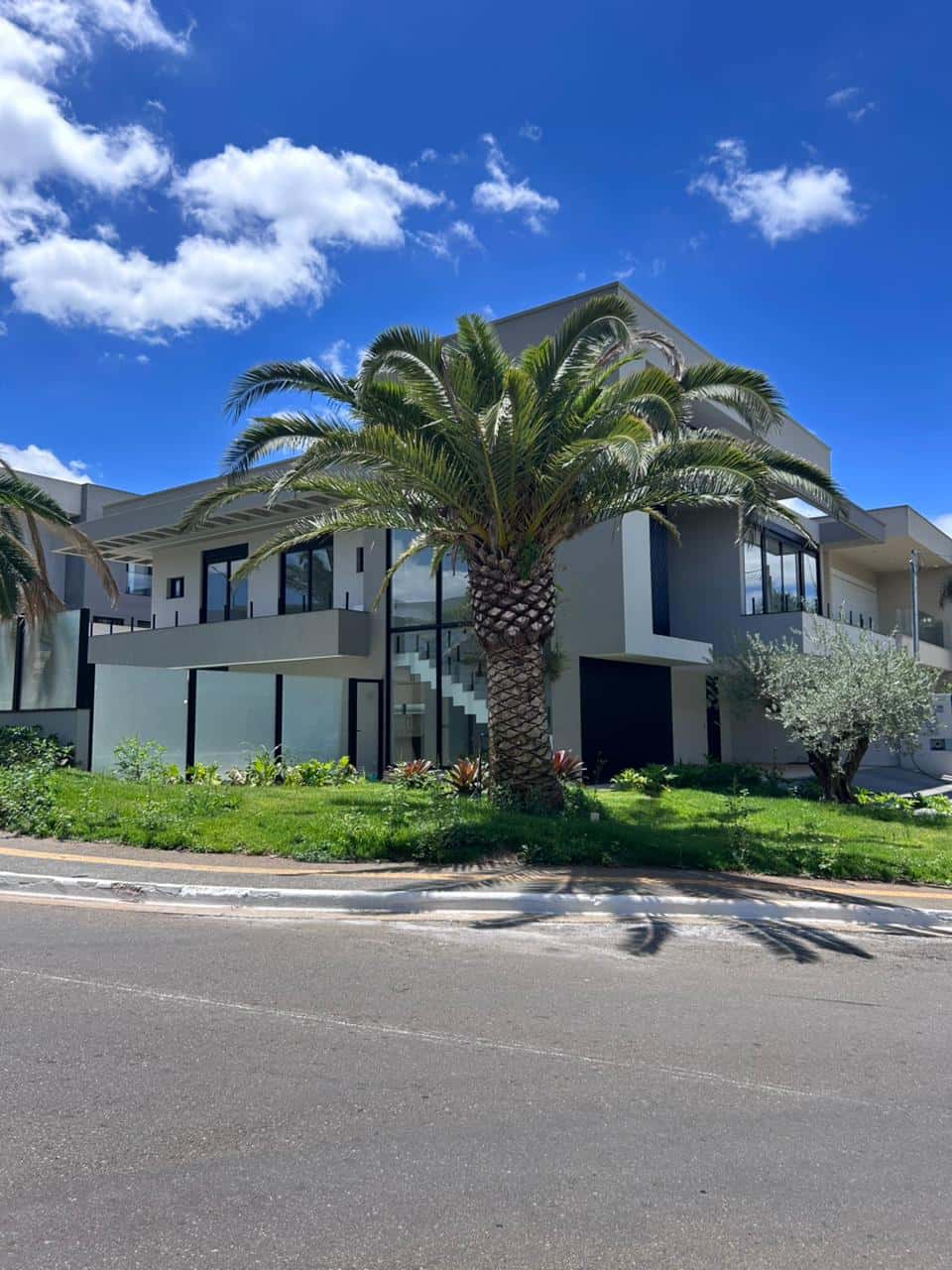 SOBRADO À VENDA NO JARDINS LISBOA – LOTE DE ESQUINA, EM FRENTE À MATA