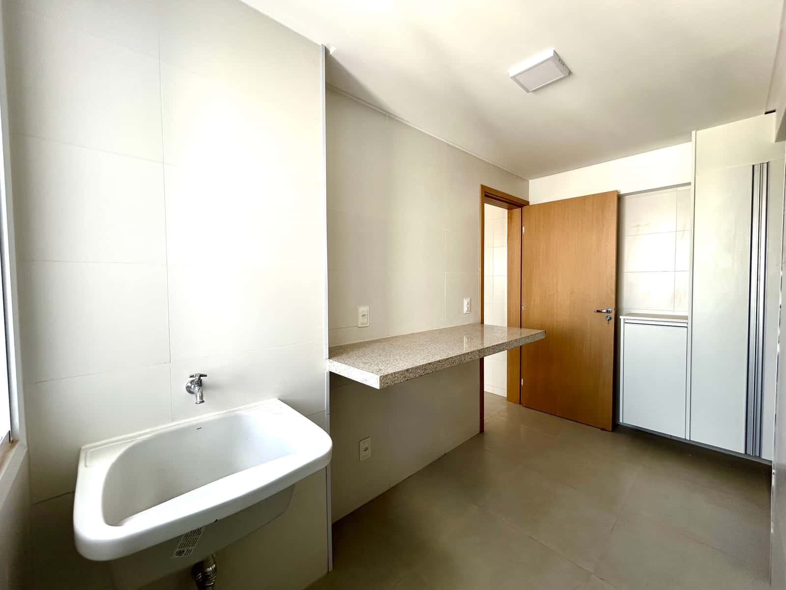 Apartamento de Alto Padrão à Venda – 3 Suítes, 155m², Andar Alto, Completo em Armários e Lazer Total