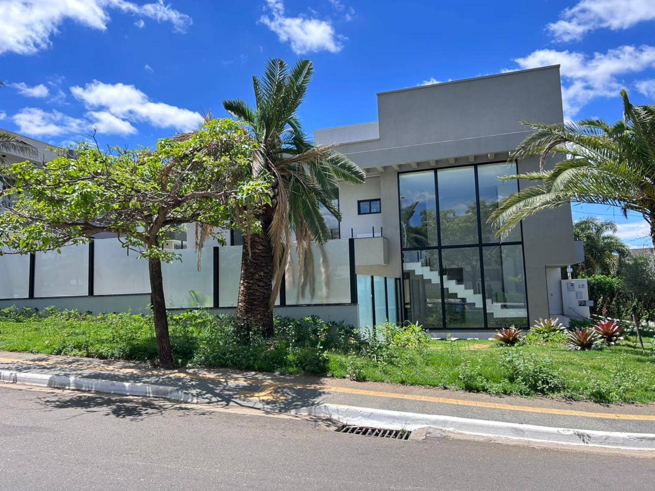 SOBRADO À VENDA NO JARDINS LISBOA – LOTE DE ESQUINA, EM FRENTE À MATA