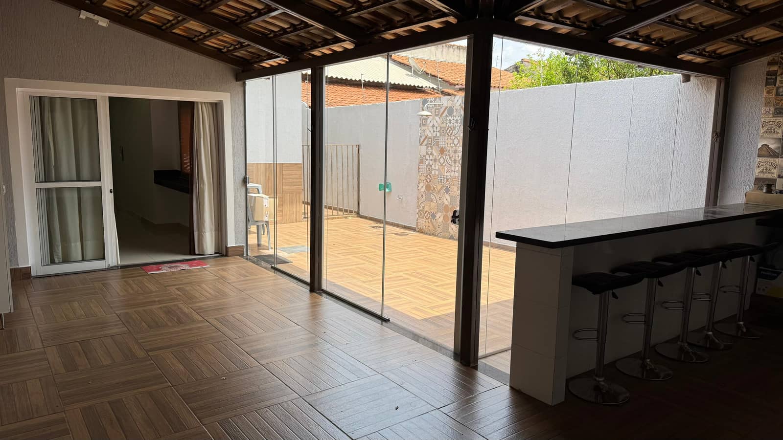 Excelente Casa de Médio Padrão com 3 Quartos (Suíte) – 220m²