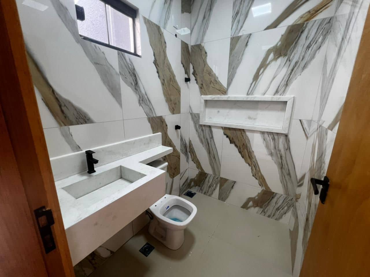 CASA 03 QUARTOS SENDO 01 SUITE RESIDENCIAL ITALIA  PROXIMO AO DIA A DIA GOIANNIA