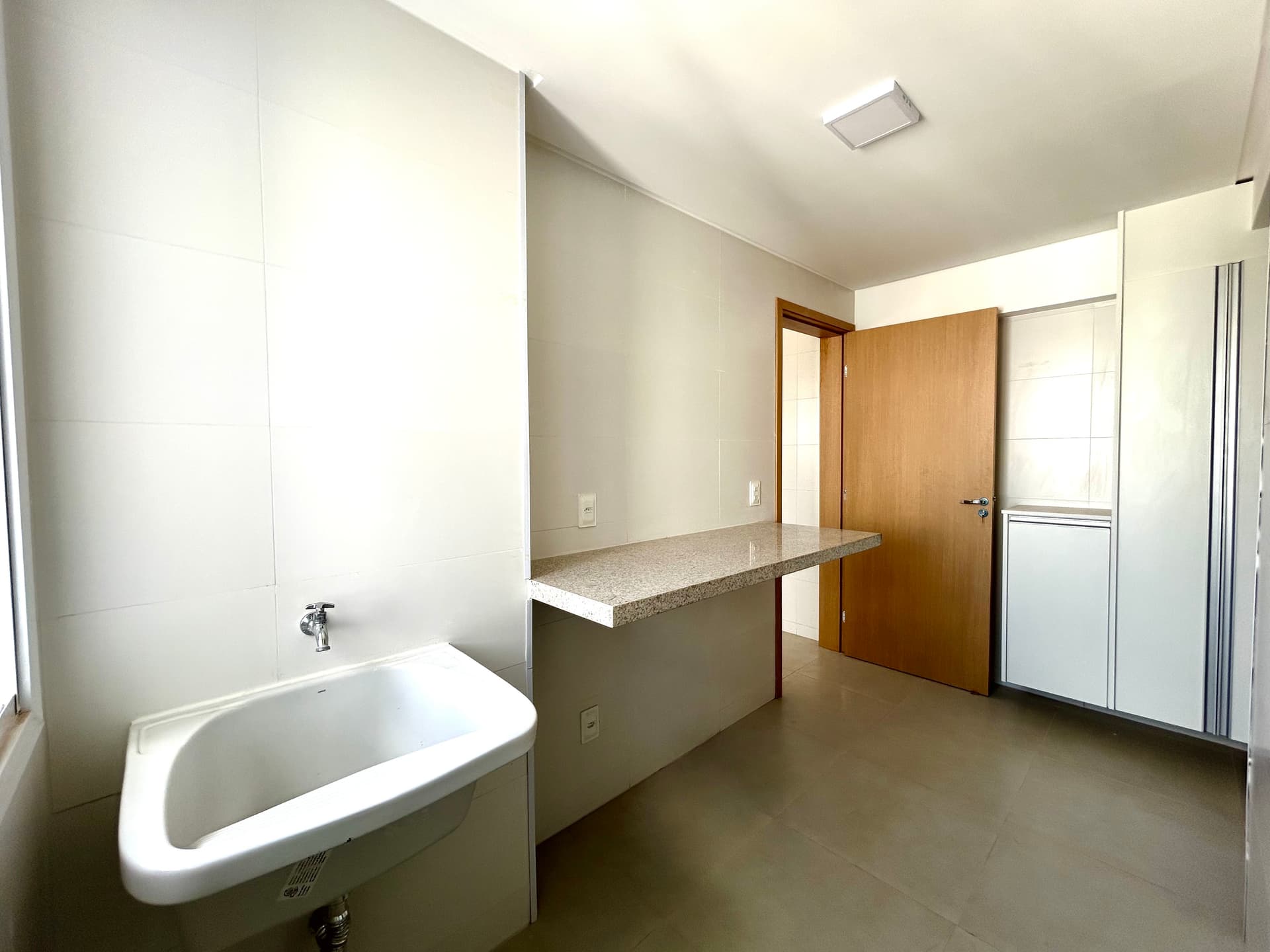 Apartamento de Alto Padrão à Venda – 3 Suítes, 155m², Andar Alto, Completo em Armários e Lazer Total