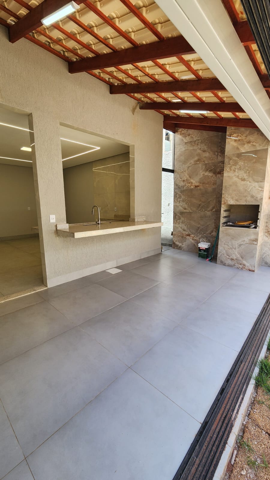 CASA 4 SUITES  NO SETOR JAO proximo a praça da paz