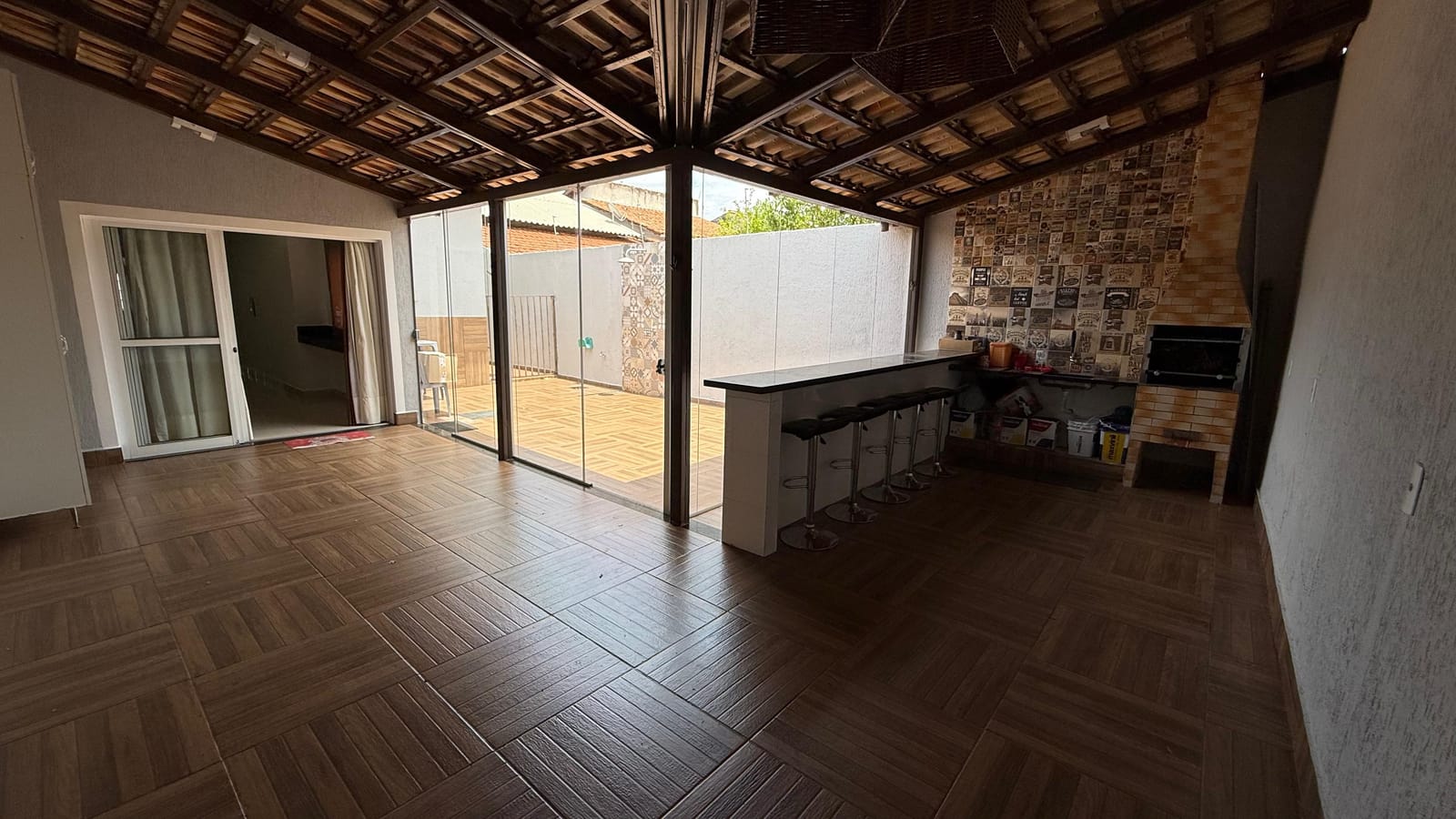 Excelente Casa de Médio Padrão com 3 Quartos (Suíte) – 220m²