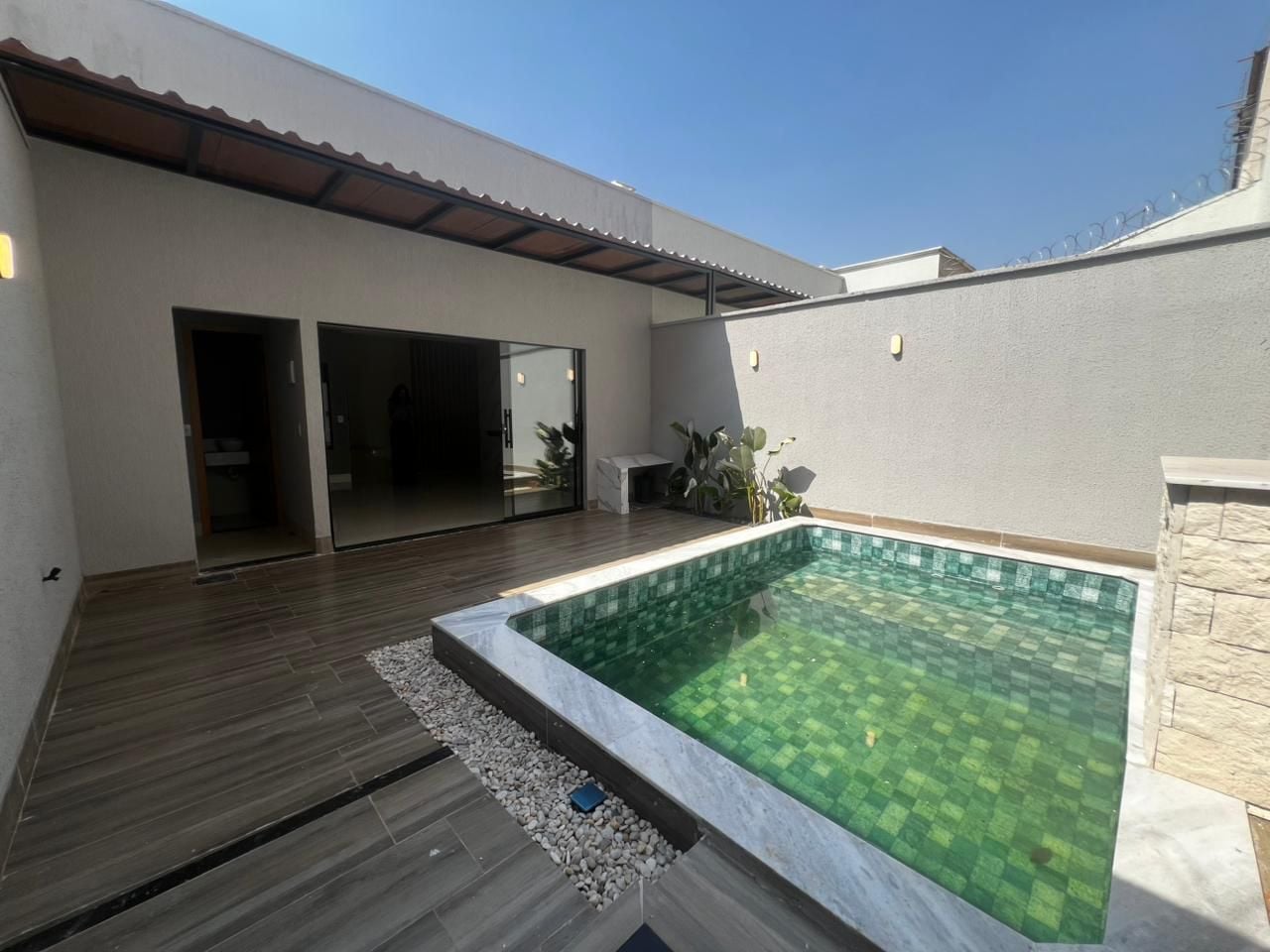 CASA 03 QUARTOS SENDO 01 SUITE RESIDENCIAL ITALIA  PROXIMO AO DIA A DIA GOIANNIA