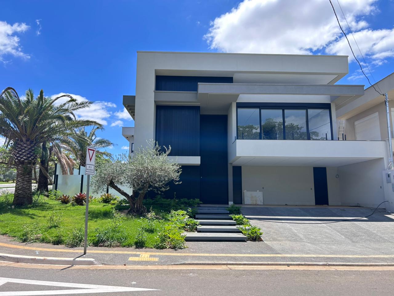 SOBRADO À VENDA NO JARDINS LISBOA – LOTE DE ESQUINA, EM FRENTE À MATA